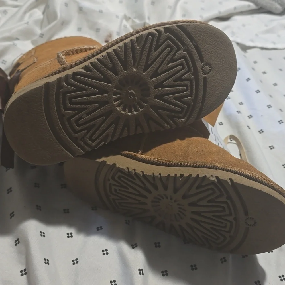 Girl's UGG Boots       bow defect READ DESCRIPTION